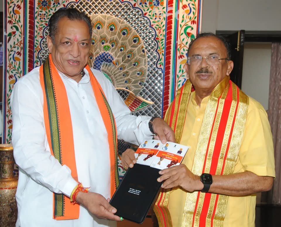 जोराराम कुमावत ने विधानसभा अध्यक्ष वासुदेव देवनानी से की शिष्टाचार भेंट, विभागीय कार्यों की पुस्तिका भेंट की।