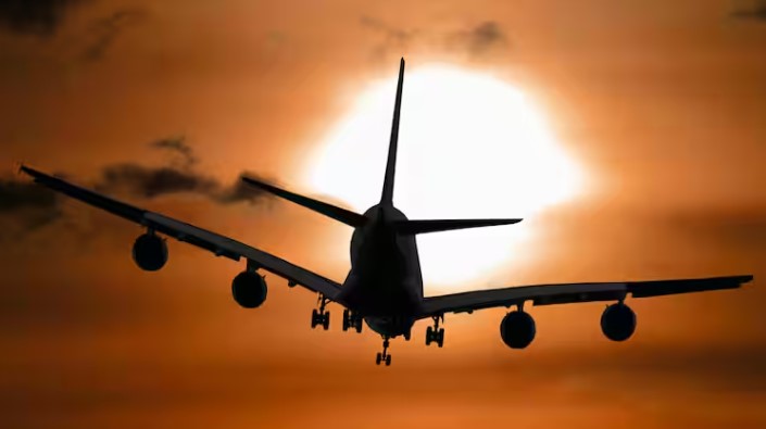 अब आर्ट्स और कॉमर्स के छात्र भी बन सकेंगे पायलट! DGCA ने भेजी सिफारिश, 30 साल बाद नियमों में होगा बड़ा बदलाव।