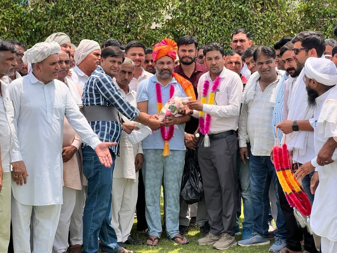 पूर्व विधायक अभिषेक मटोरिया के निवास पर पहुंचकर राजेन्द्र सिहाग ने जताया आभार, साफा पहनाकर किया सम्मान।