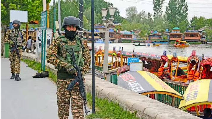 कश्मीर में लगे पहलगाम हमले में शामिल 3 आतंकियों के पोस्टर, 20 लाख का इनाम घोषित।