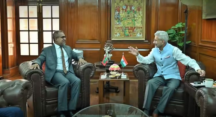 भारत के करीब आ रहा मालदीव, आतंकवाद पर दिखा समर्थन; जयशंकर से अब्दुल्ला खलील की मुस्कुराहट भरी मुलाकात।