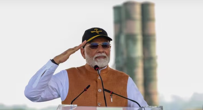 आदमपुर एयरबेस पर PM मोदी के पीछे S-400… बस एक फोटो ने खोल दी पाकिस्तान के झूठे दावों की पोल।