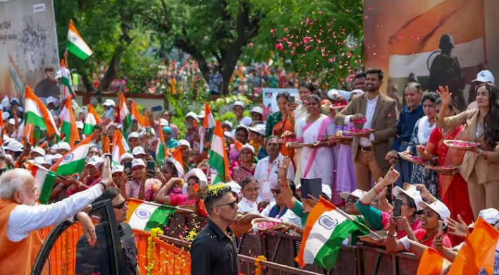 पीएम मोदी के रोड शो में शामिल हुआ कर्नल सोफिया कुरैशी का परिवार, बहन शाइना बोलीं- “अब वो सिर्फ मेरी नहीं, पूरे देश की बहन बन गई है”.