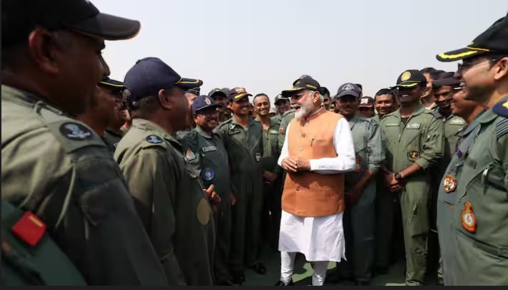 PM मोदी आदमपुर एयरबेस पर पहुंचे | जवानों से मुलाकात | तस्वीरें