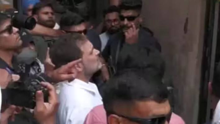 पुंछ में पाक हमलों के पीड़ितों से मिले राहुल गांधी, बोले – “चिंता न करें, जल्द ही सबकुछ सामान्य होगा”