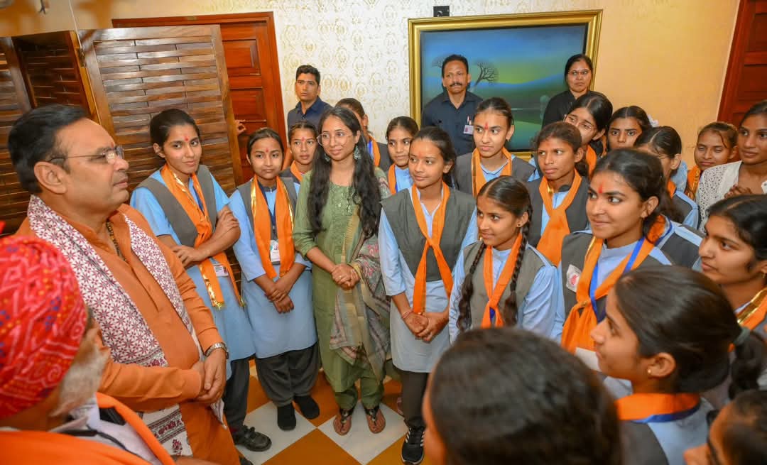 मुख्यमंत्री से मिली उदयपुर ग्रामीण क्षेत्र की मेधावी बेटियां, परीक्षाओं में उत्कृष्ट प्रदर्शन पर दी बधाई।