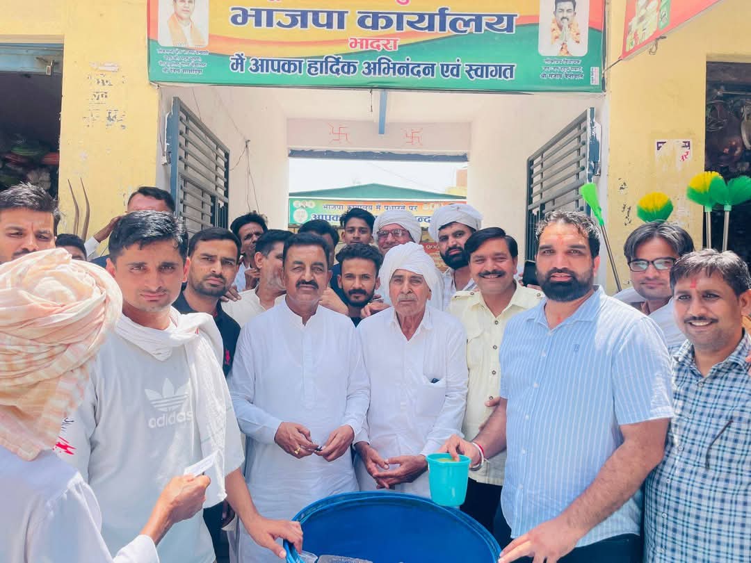 निर्जला एकादशी पर भादरा में भाजपा कार्यकर्ताओं ने लगाई ठंडाई की छबील, राहगीरों को पिलाया ताजा आम का रस।