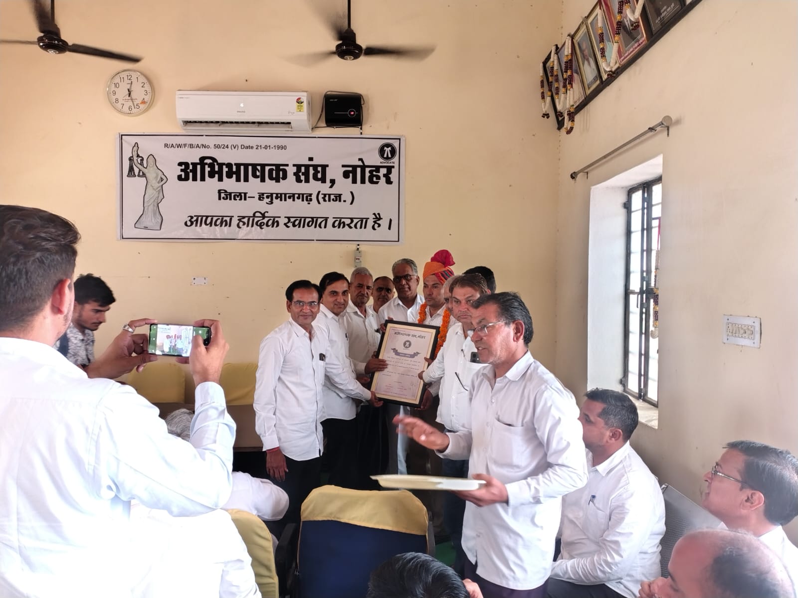 नोहर में भूमि विकास बैंक के नव निर्वाचित चेयरमैन राजेंद्र सिहाग का सम्मान, अभिभाषक संघ ने किया भव्य स्वागत।