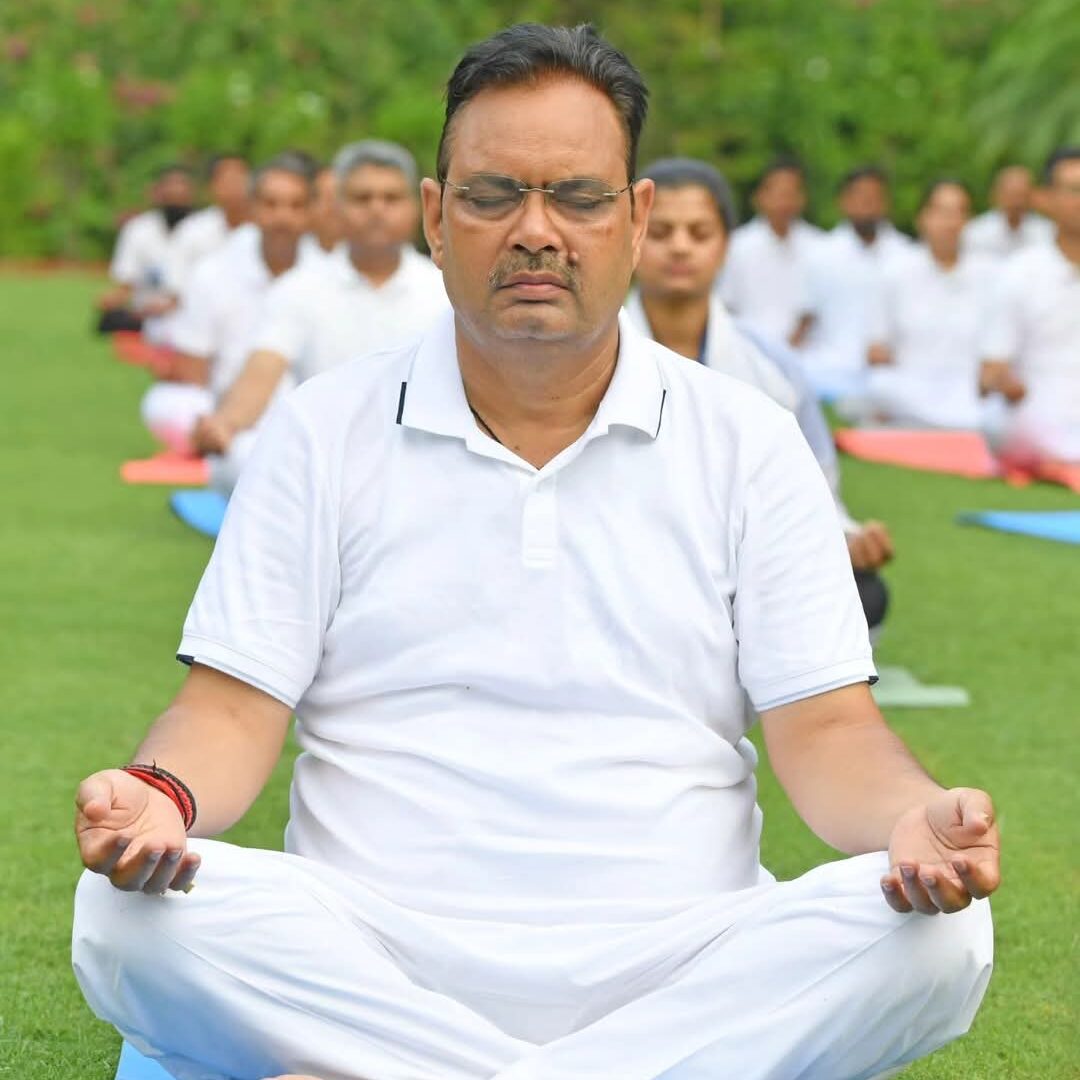 अंतरराष्ट्रीय योग दिवस से पहले सीएम हाउस में योगाभ्यास, मुख्यमंत्री भजनलाल शर्मा ने बच्चों और प्रशिक्षकों के साथ किया योग।