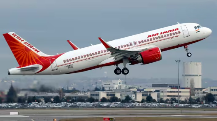 DGCA का एअर इंडिया पर सख्त एक्शन, 3 अफसरों को हटाने के निर्देश; 10 दिनों में मांगी रिपोर्ट।