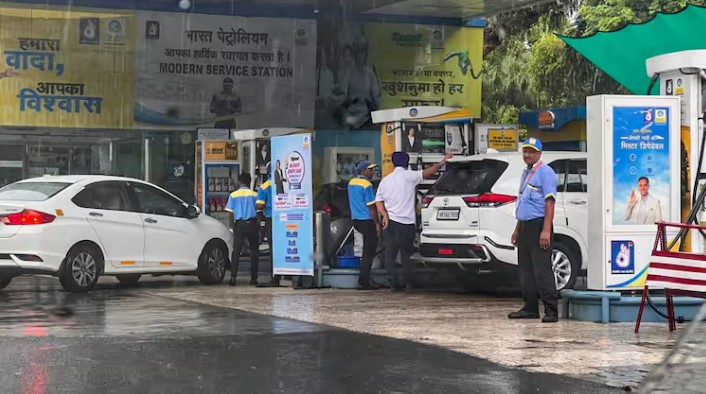 1 जुलाई से दिल्ली में 62 लाख गाड़ियों को नहीं मिलेगा पेट्रोल-डीजल! जानिए सरकार का प्लान और निगरानी की तकनीक।