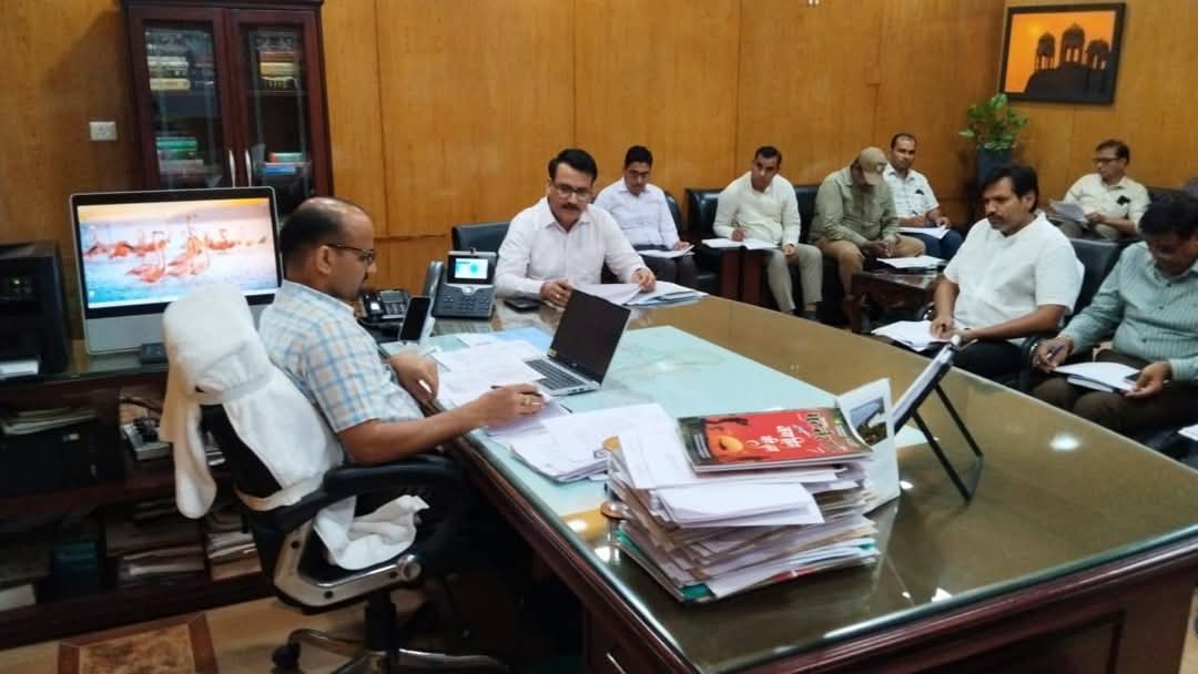 हनुमानगढ़ में शहरी निकायों की समीक्षा बैठक: जून में हर निकाय को 100 निराश्रित गौवंश शिफ्ट करने का निर्देश।