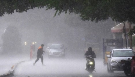 यूपी-दिल्ली समेत 6 राज्यों में भारी बारिश का अलर्ट, जानें कहां कैसा रहेगा देशभर का मौसम।