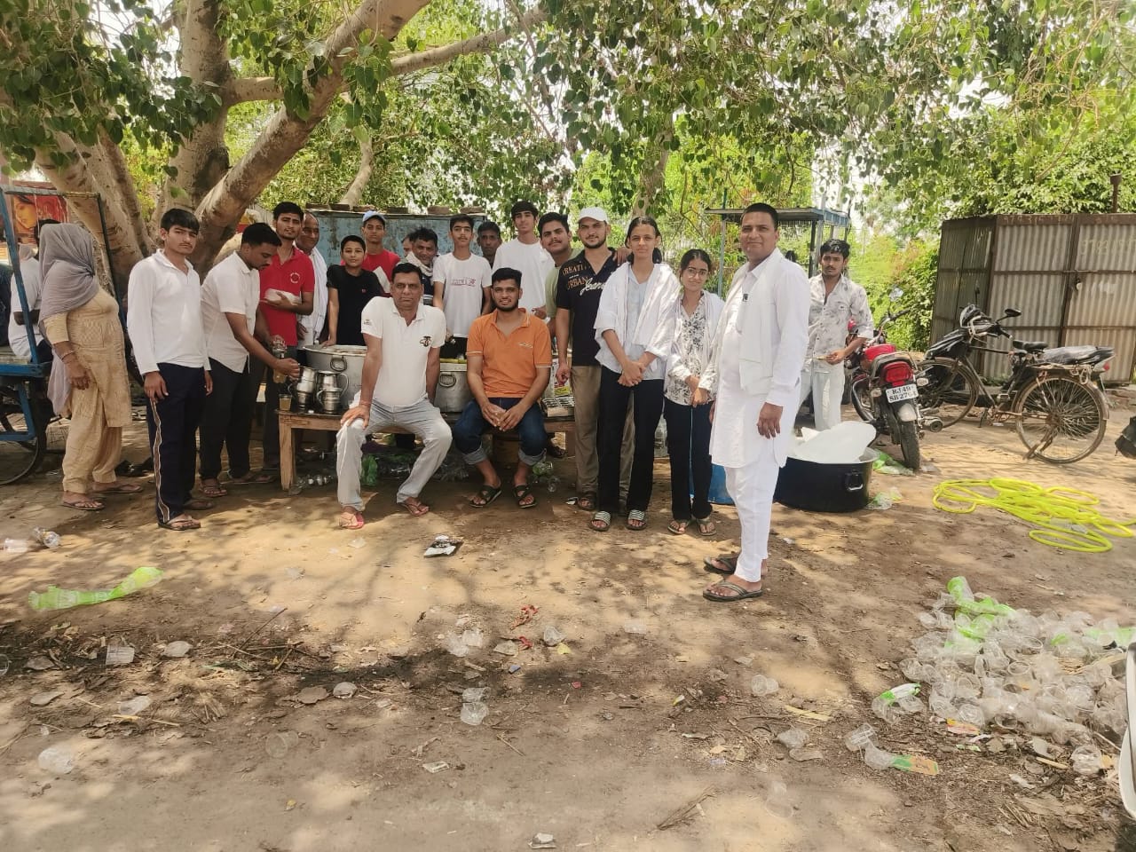 निर्जला एकादशी पर सिरसा बाईपास पर लगाया गया शरबत, ठंडाई व जूस सेवा शिविर, श्री श्याम लाल सैनी ने पेश की मानवता की मिसाल।