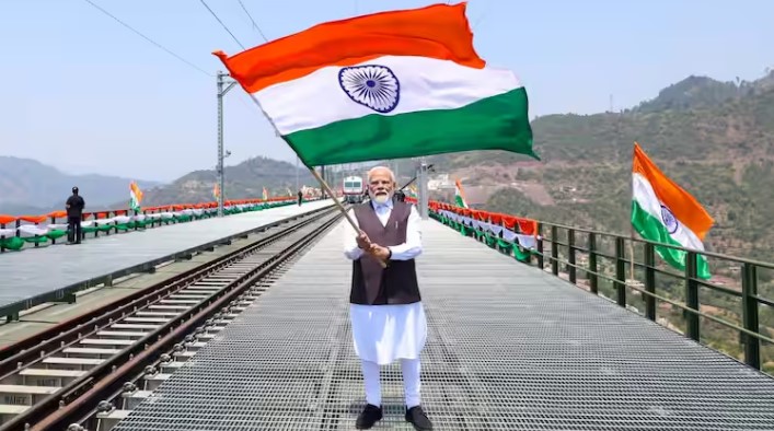हाथ में तिरंगा लिए पीएम मोदी का वीडियो वायरल, चिनाब ब्रिज उद्घाटन पर सीएम योगी बोले- आज का दिन ऐतिहासिक।