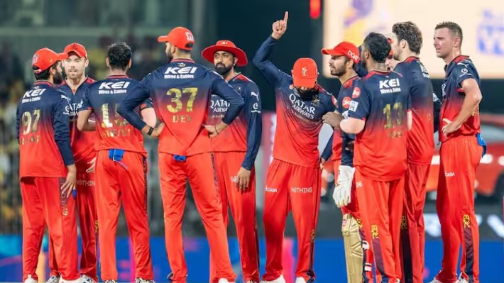 बिक रही है IPL 2025 की चैंपियन टीम RCB? मालिक ने रखी 17 हजार करोड़ की कीमत; पढ़ें पूरी खबर।