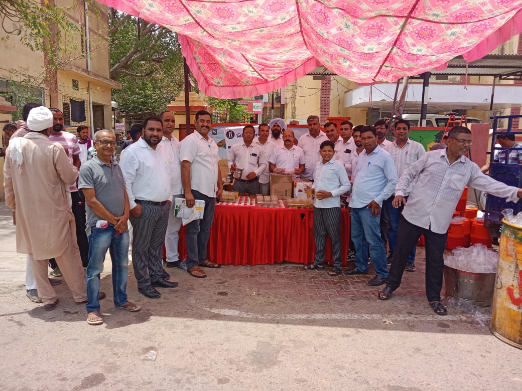 निर्जला एकादशी पर बार संघ रायसिंहनगर ने लगाया जलजीरा, शरबत व ठंडाई का स्टॉल, राहगीरों को किया सेवा भाव से वितरण।