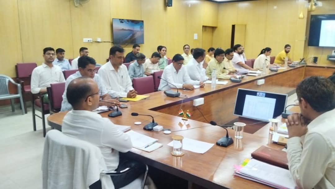 जल संरक्षण, स्वच्छता, खाद्य सुरक्षा और योग दिवस की तैयारियों को लेकर जिला स्तरीय समीक्षा बैठक।