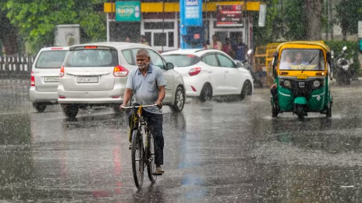 पूरब से पश्चिम तक मानसून ने पकड़ी रफ्तार, यूपी के इन जिलों में भारी बारिश का ऑरेंज अलर्ट।