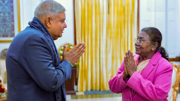 प्रोटोकॉल तोड़कर राष्ट्रपति भवन पहुंचे जगदीप धनखड़, 25 मिनट में दिया इस्तीफा | क्या है राजनीतिक मायने?
