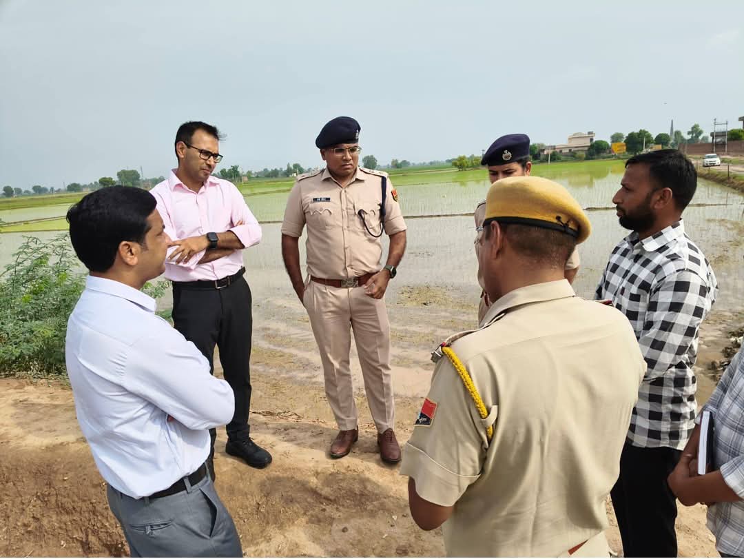 हनुमानगढ़ में भारी बारिश के बाद जिला कलेक्टर ने किया जलभराव क्षेत्रों का निरीक्षण, दिए त्वरित कार्रवाई के निर्देश।