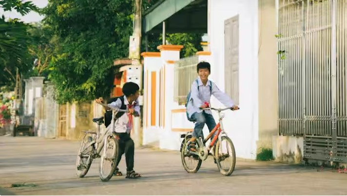 5 KM से दूर है स्कूल तो यूपी सरकार छात्रों के खाते में भेजेगी 6000 रुपये, जानिए कैसे मिलेगा योजना का लाभ।