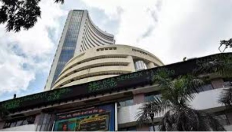 शेयर बाजार की मिलीजुली शुरुआत: सेंसेक्स 340 अंक फिसला, निफ्टी 25,100 के नीचे।