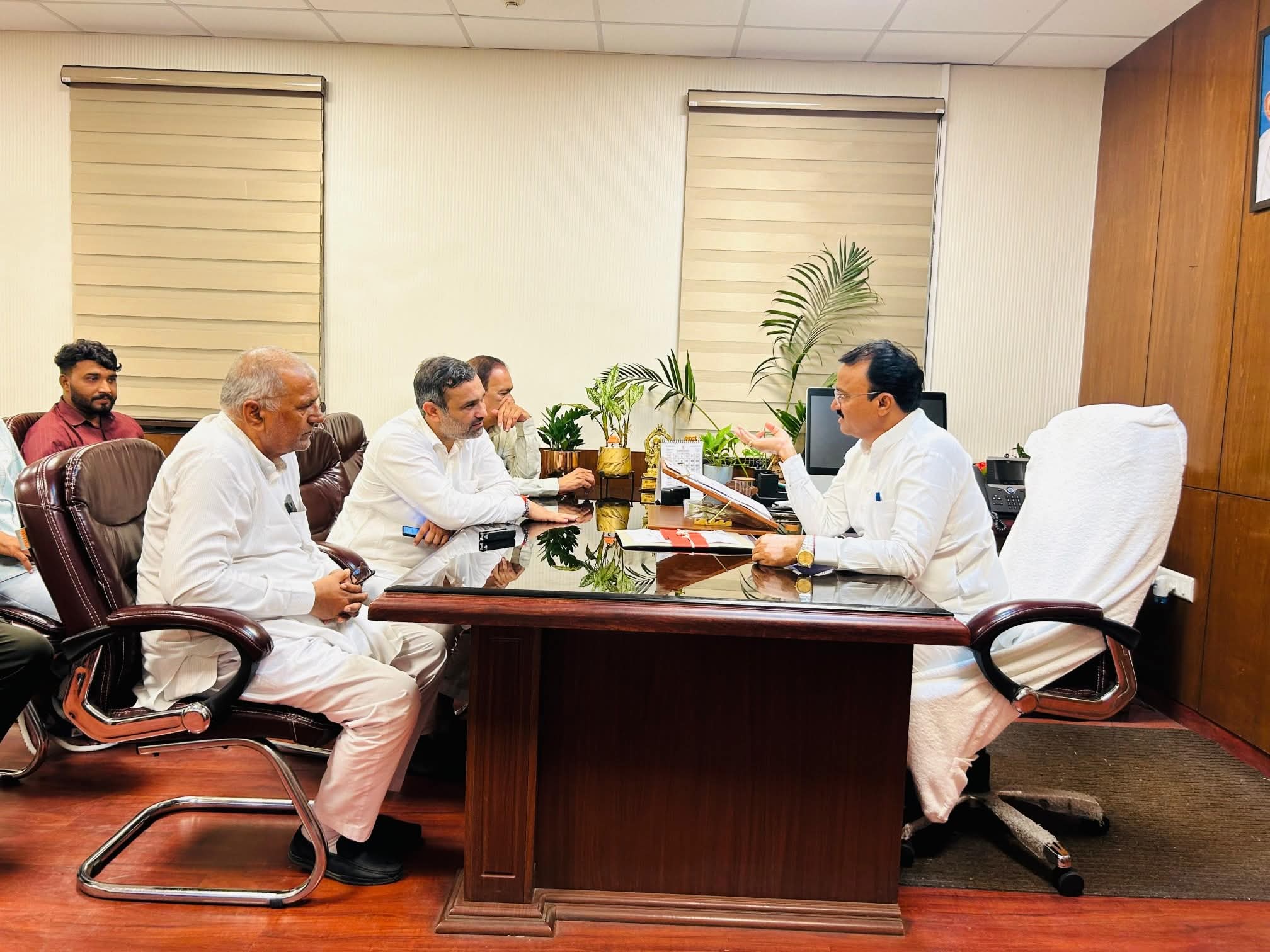 पूर्व विधायक अभिषेक मटोरिया ने डिप्टी सीएम प्रेमचंद बैरवा से की मुलाकात, नोहर क्षेत्र के विकास मुद्दों पर हुई चर्चा