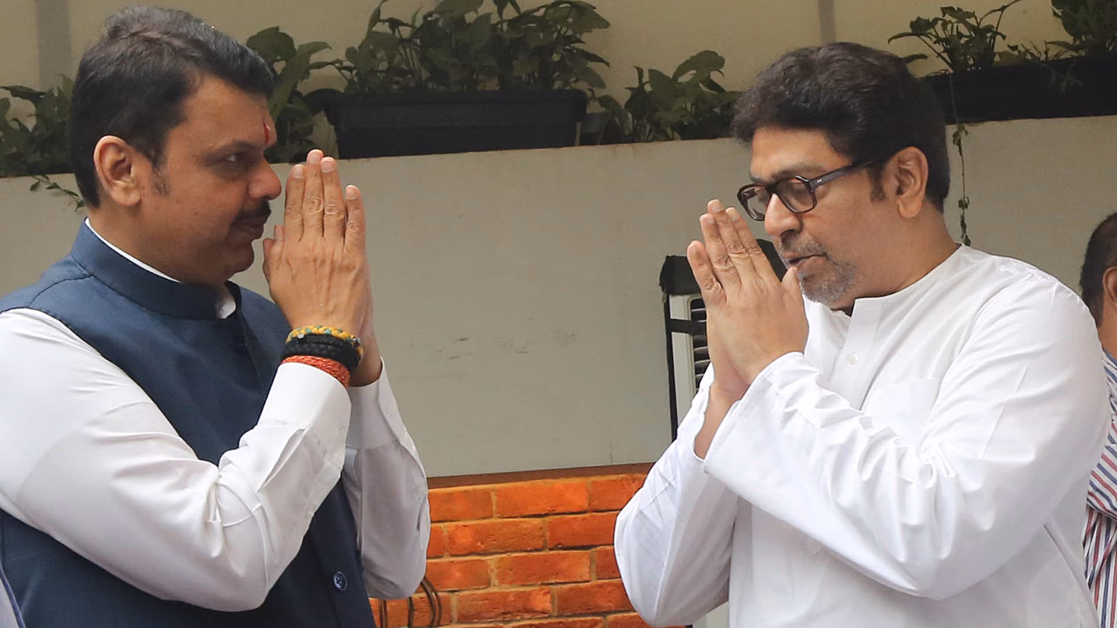 महाराष्ट्र की सियासत में हलचल: CM फडणवीस से मिले राज ठाकरे, बदलते समीकरणों पर उठे सवाल