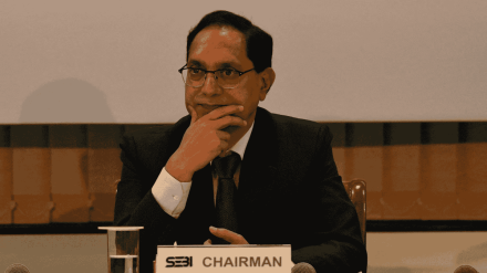 SEBI चेयरमैन बोले: इक्विटी डेरिवेटिव्स की अवधि बढ़ाने पर विचार, जल्द आएगा कंसल्टेशन पेपर