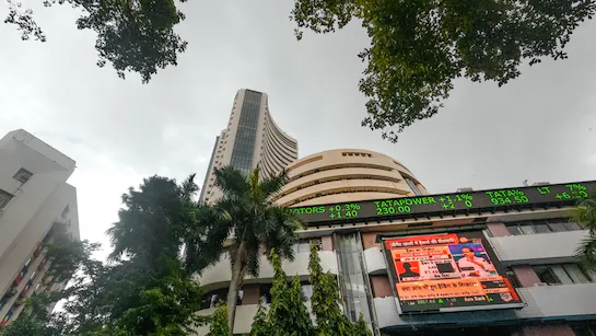 सेंसेक्स और निफ्टी ने की जबरदस्त शुरुआत, निवेशकों में लौटी रौनक