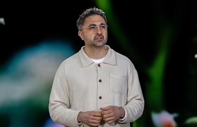 Microsoft AI प्रमुख मुस्तफा सुलैमान का बयान — “बड़े पैमाने पर छंटनी नहीं, मेरी चिंता है लोग पीछे न छूट जाएँ”
