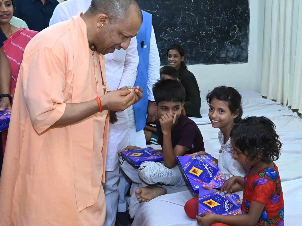 सीएम योगी ने वाराणसी में बाढ़ पीड़ितों से की मुलाकात, बच्चों को दीं चॉकलेट और दिलासा