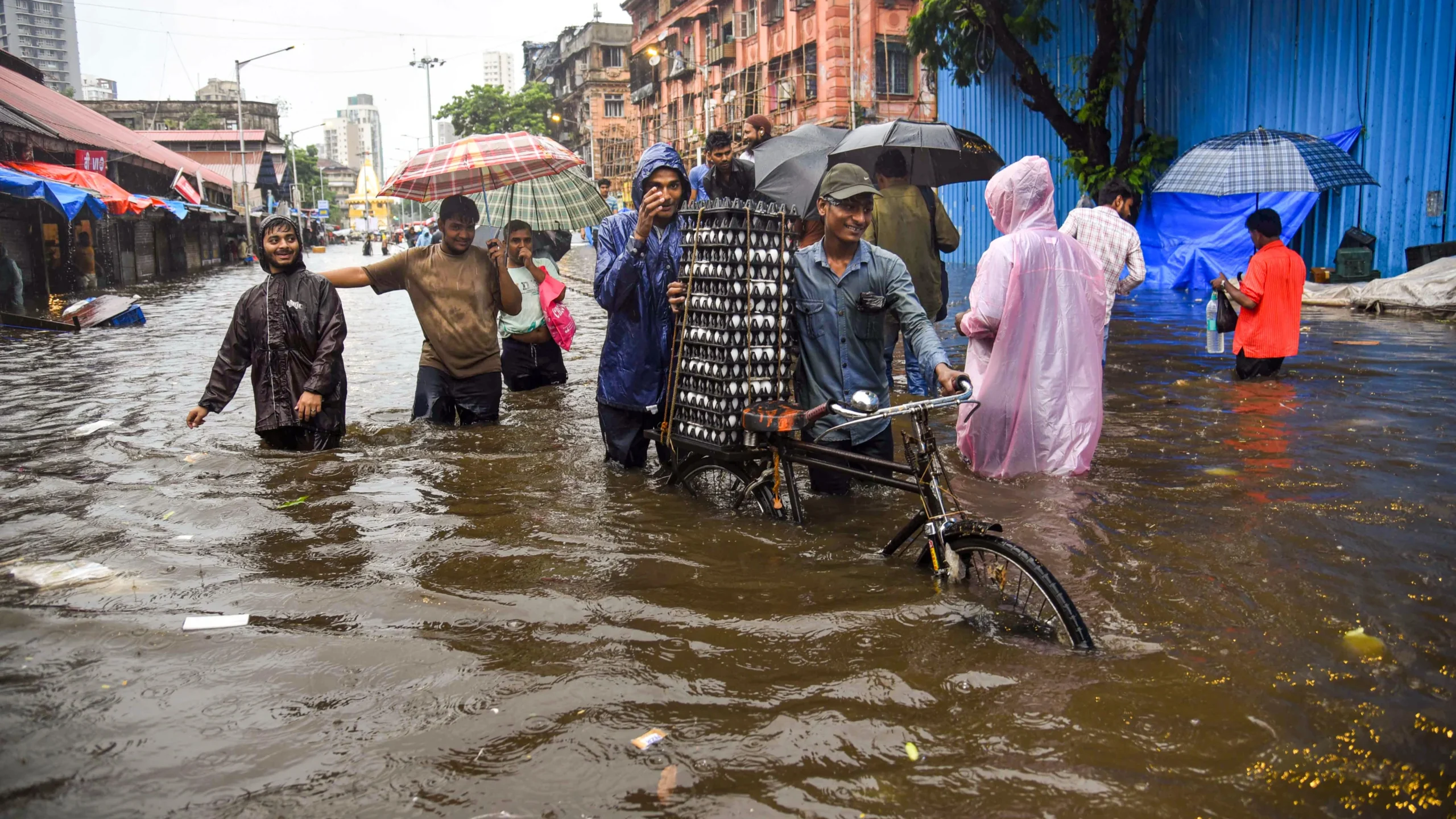 मुंबई में रेड अलर्ट: भारी बारिश से सरकारी दफ्तर बंद, WFH सलाह