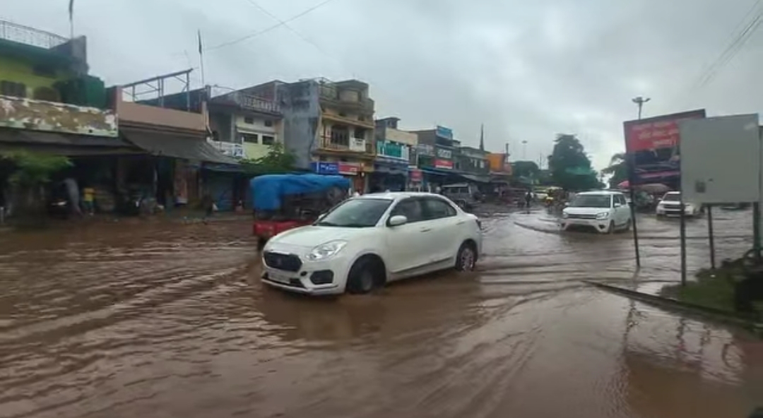 बहराइच: कैलाश होटल क्षेत्र में जलभराव से बढ़ी परेशानी, हादसों का सिलसिला जारी