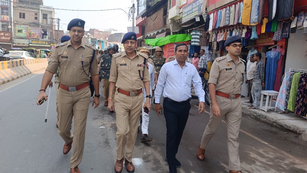 त्योहारों की सुरक्षा को लेकर उन्नाव पुलिस का फ्लैग मार्च और पैदल गश्त