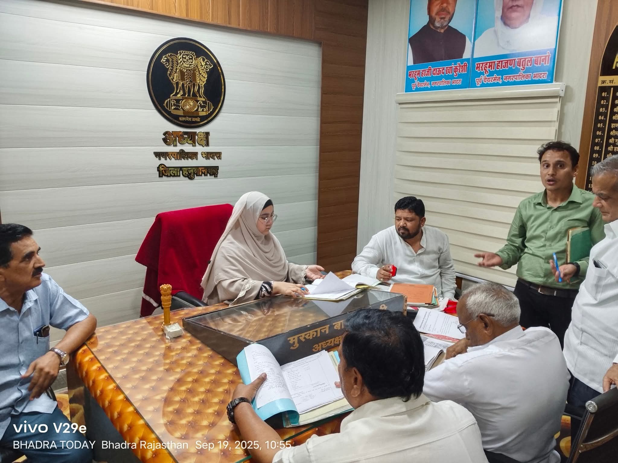 भादरा हनुमानगढ़ में शहरी सेवा शिविर 2025: मुस्कान बानो ने लाभार्थियों को विभिन्न योजनाओं का उपहार दिया