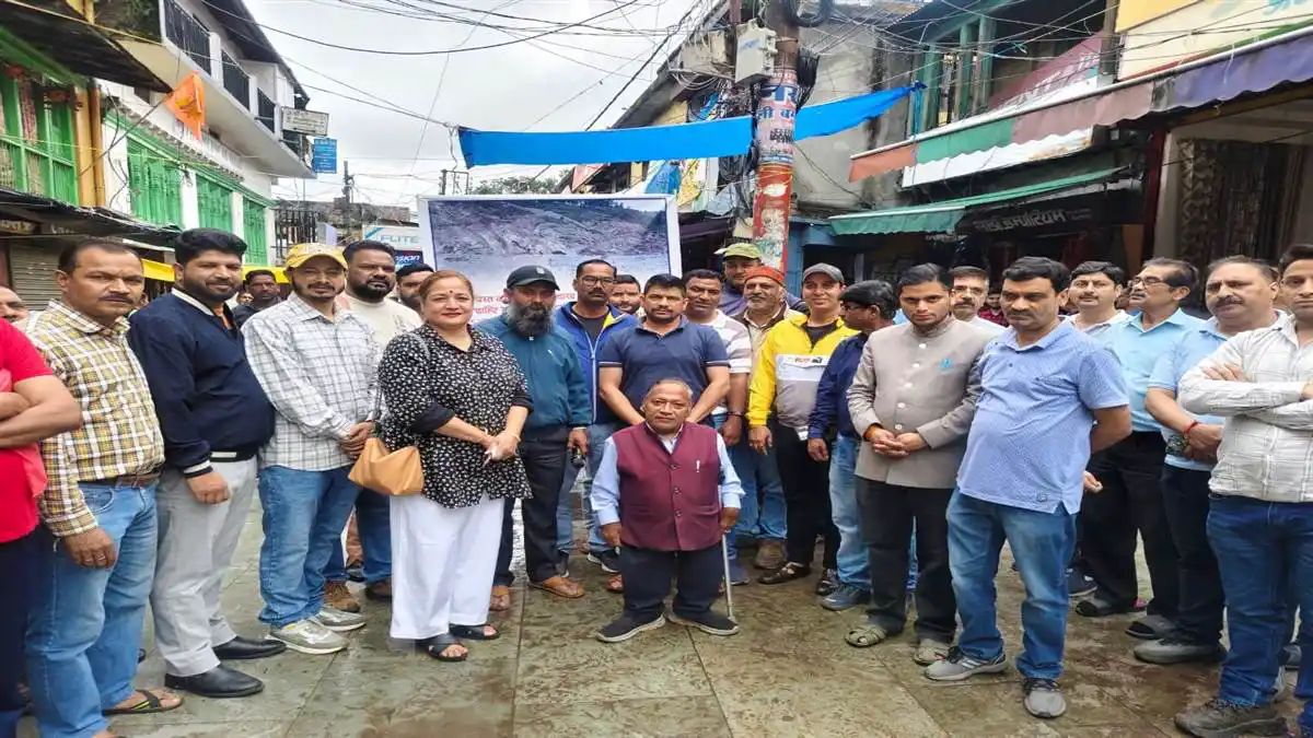 क्वारब मार्ग पर बढ़ा व्यापारियों का आक्रोश, हस्ताक्षर अभियान से लेकर मशाल जुलूस तक की तैयारी