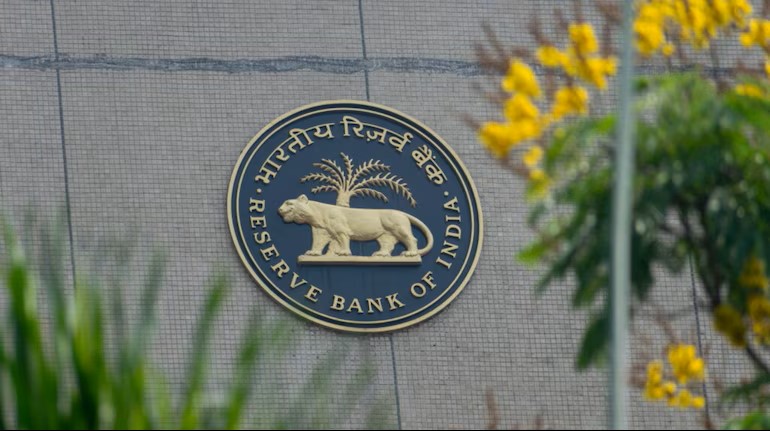भारतीय रिजर्व बैंक ने बैंकों से डेबिट कार्ड, न्यूनतम बैलेंस उल्लंघन और देर से भुगतान पर सेवा शुल्क कम करने की अपील की