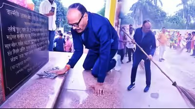 कचरे की सफाई और फर्श की पोछाई: यूपी के उपमुख्यमंत्री बृजेश पाठक के बदले मिजाज ने सबको किया हैरान