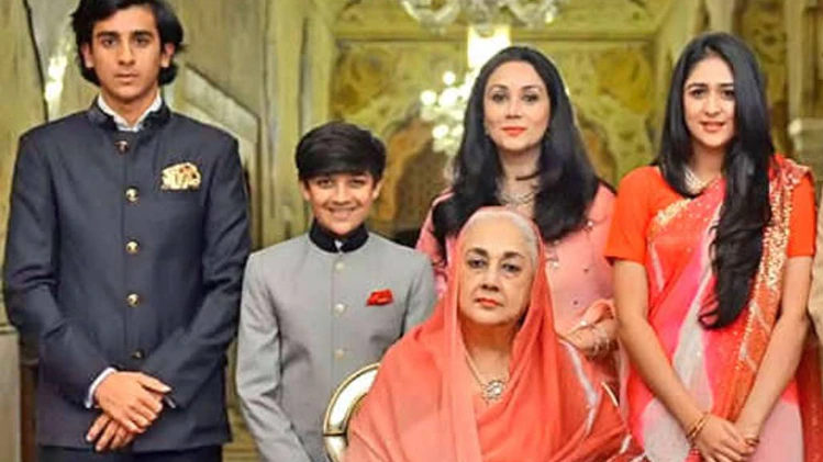 जयपुर राजघराने की तीन पीढ़ियां एक साथ: महारानी पद्मिनी ने बेटी-पोती संग दिखाई देसी ठाठ