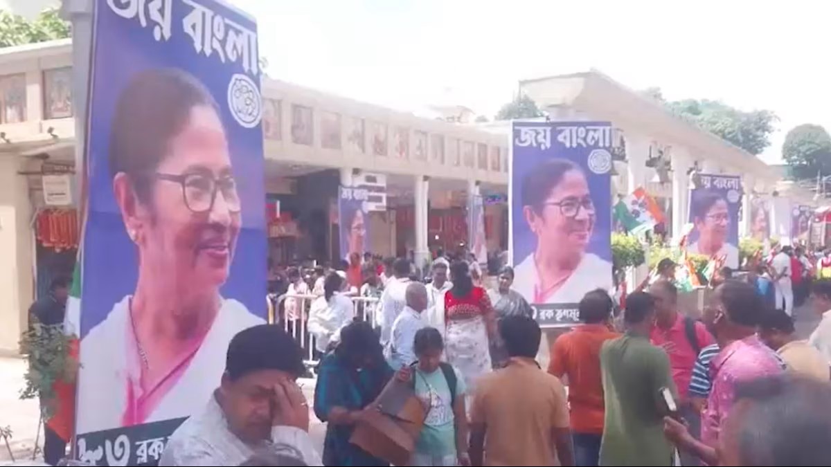 अमित शाह के कालीघाट दौरे से पहले पोस्टर गायब, बीजेपी ने टीएमसी पर लगाया बड़ा आरोप