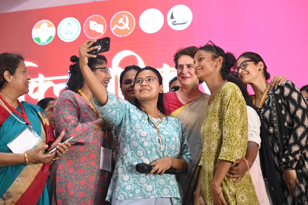 पटना में प्रियंका गांधी का हमला: ‘हम होंगे कामयाब’ गाने के बाद सेल्फी, महिलाओं से बोलीं