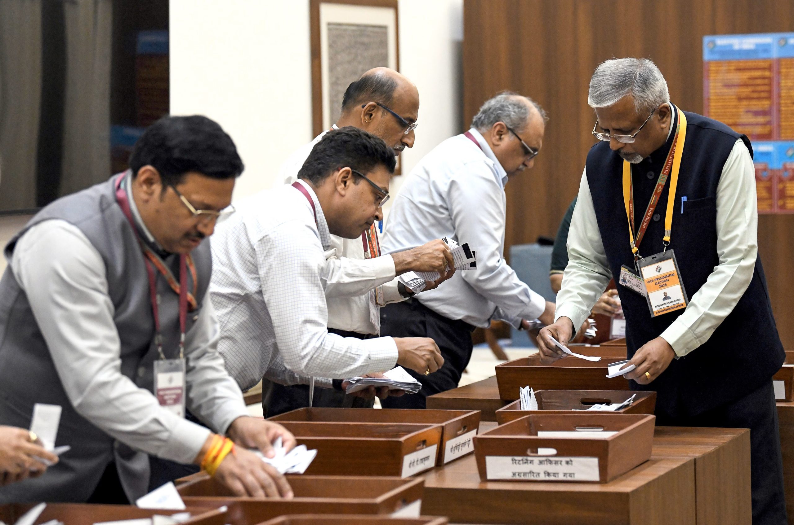 उपराष्ट्रपति चुनाव में क्रॉस-वोटिंग का विवाद: टीएमसी का आरोप- सांसद खरीदे गए 15-20 करोड़ में, विपक्ष में सिर फुटव्वल