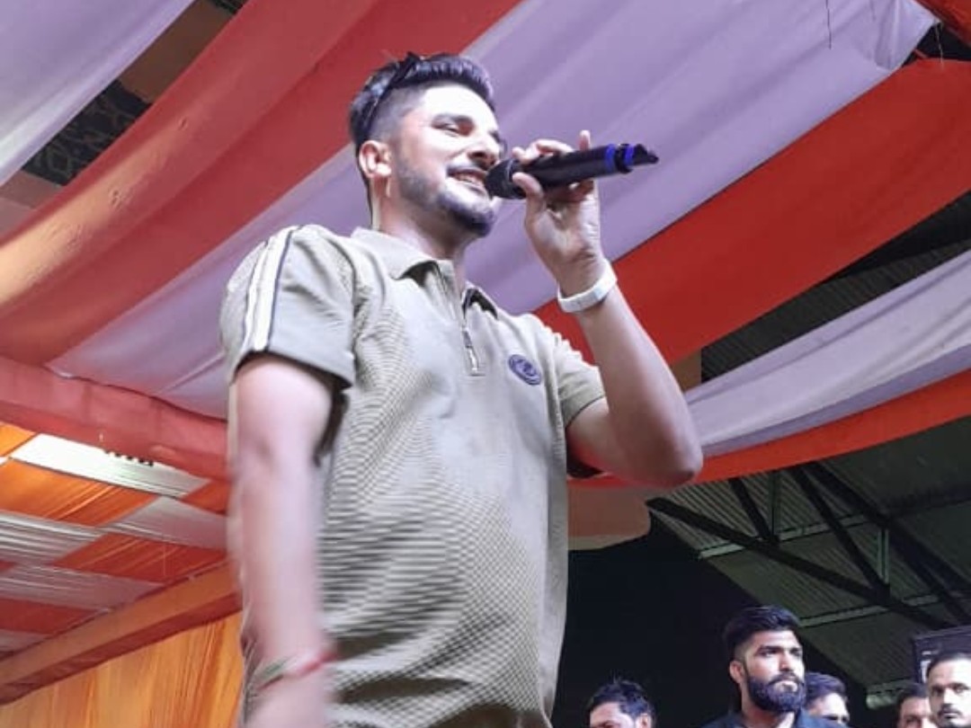 हाथरस मेले में पंजाबी गायक के गीत पर मचा बवाल, ‘RLD आई रे’ गाने से भड़के बीजेपी कार्यकर्ता