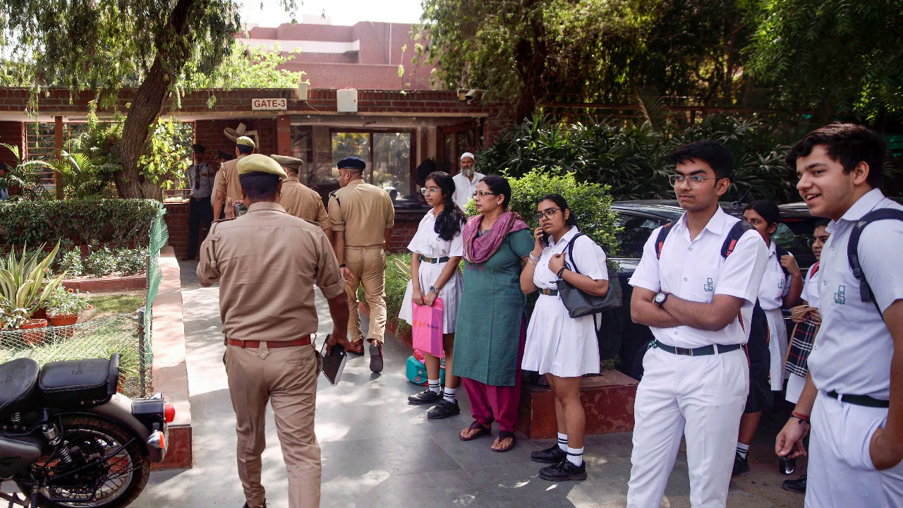 दिल्ली में 100 से अधिक स्कूलों को बम की धमकी, जांच में सामने आया हौक्स