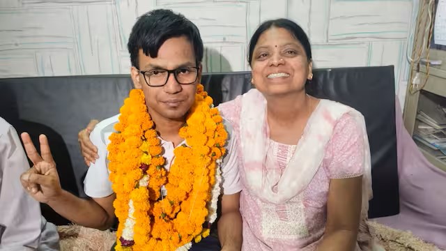 जिंदगी का अंधेरा भी न रोक सका मनु गर्ग को, मां के साथ ने दिलाई IAS में सफलता