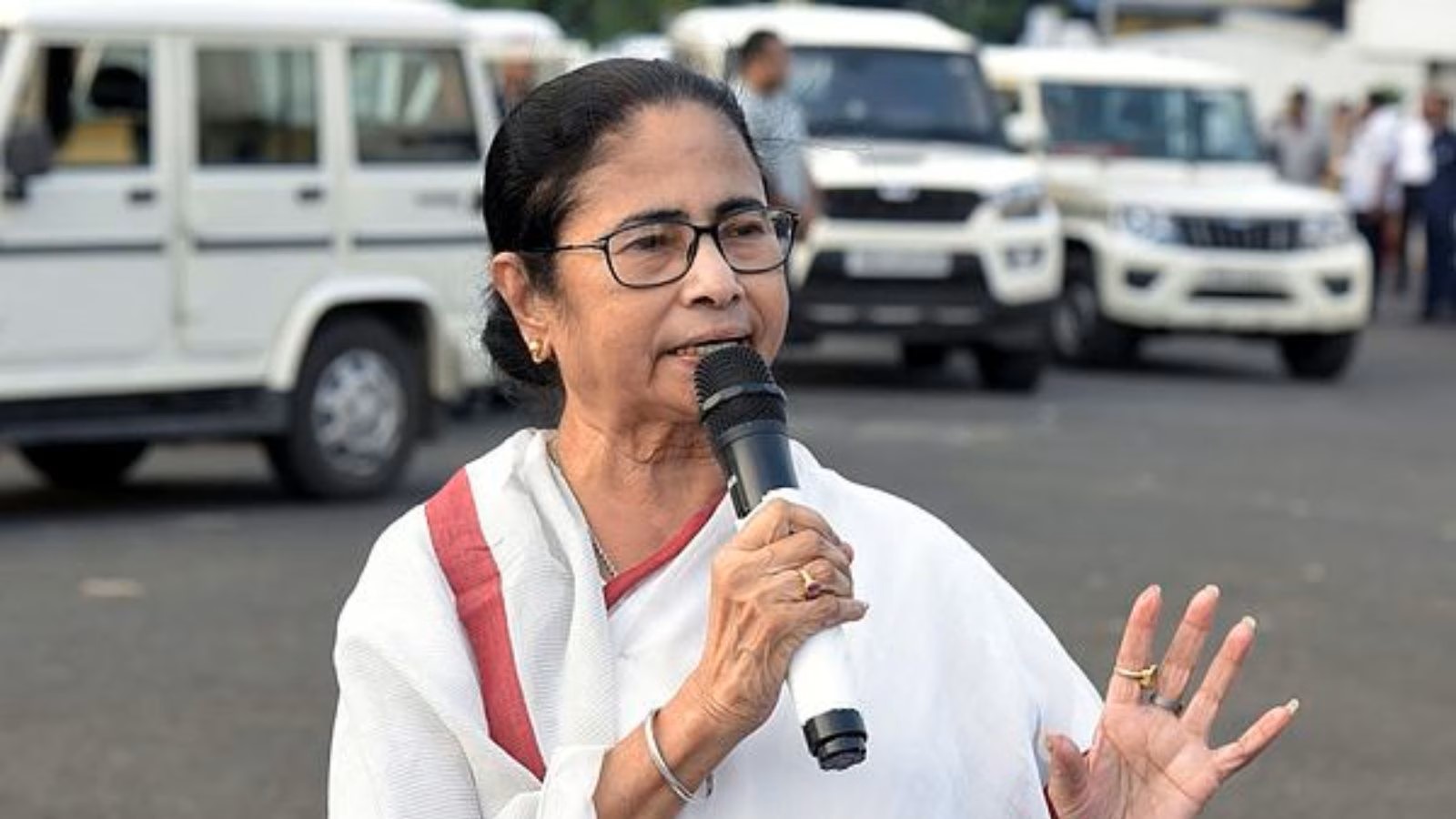 ममता बनर्जी का नेपाल हिंसा पर बयान: “हम उन्हें पसंद करते हैं, लेकिन फैसला उनका है”