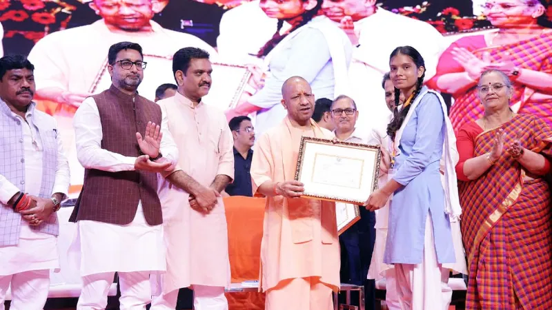 दिवाली से पहले सीएम योगी का बड़ा तोहफ़ा: 3.96 लाख छात्रों को मिली स्कॉलरशिप, सीधा अकाउंट में पहुँचा पैसा