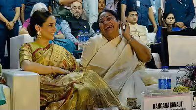 दिल्ली की CM रेखा गुप्ता का नया अंदाज़: कंगना रनौत संग दिखीं सफेद साड़ी में, नहीं रोक पाईं हंसी